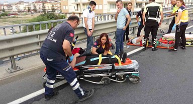 Otomobilin bariyerlere çarptığı kazada can pazarı yaşandı