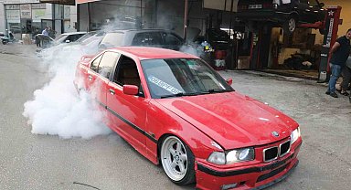 Otomobilinin lastiğini yakmaya çalışan genç pist alanı istedi