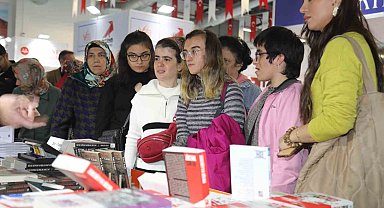 Özel bireyler Elazığ Belediyesi Kitap Fuarını gezdi