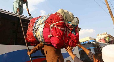 Pakistan'daki binlerce Afgan mülteci ülkesine dönüyor