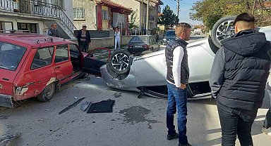 Park halindeki araca çarpan otomobil ters dönerek durabildi