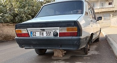 Park halindeki aracın tekeri çalındı