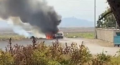 Park halindeki otomobil alev alev yandı