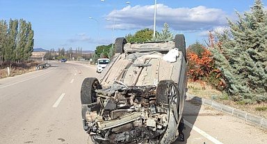 Refüje çarpıp takla atan otomobilde 1 kişi yaralandı