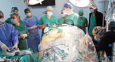 Rektör hastayla sohbet etti, cerrahlar tümörü çıkardı