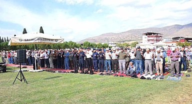 Salihli'de eller yağmur için semaya açıldı