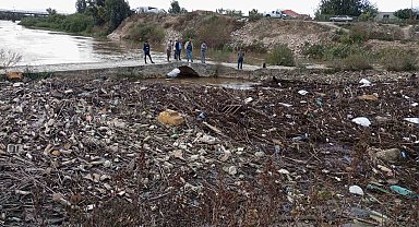 Sel sonrası Menderes Nehri çöple kaplandı