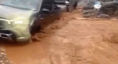 Sel sularına kapılan araçlar metrelerce sürüklendi