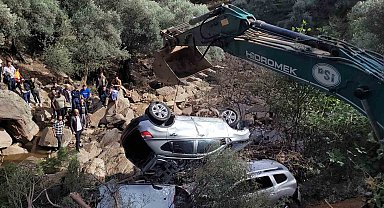 Sele kapılan araçlar kurtarılıyor