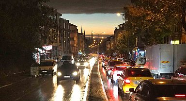 Şiddetli yağış ve fırtına hayatı felç etti