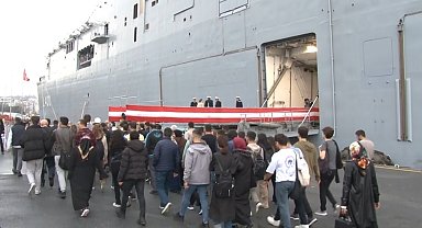 SİHA gemisi TCG Anadolu'ya vatandaşlar yoğun ilgi gösterdi