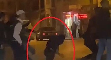 Sokağı boks ringine çevirdiler: Tekme ve sopalar havada uçuştu