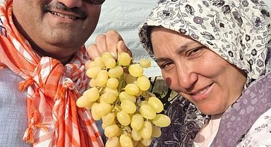 Son üzüm salkımıyla hatıra fotoğrafı