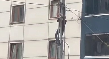 Sultangazi'de elektrik direğine tırmanarak canını tehlikeye attı