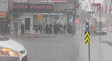 Sultangazi'de kısa süreli yağış etkili oldu, vatandaşlar zor anlar yaşadı