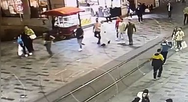 Taksim'de film gibi olay kamerada: "Robin Hood"um diyerek gasbettiği paraları dağıttı