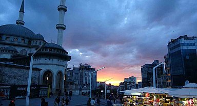 Taksim'de gün batımı manzarası hayran bıraktı