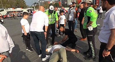 Taksim'de trafik polisi, bayılan vatandaşın yanından bir an olsun ayrılmadı
