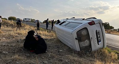 Tarım işçilerini taşıyan minibüs devrildi: 2 yaralı
