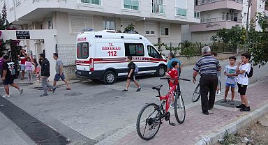 Ticari taksiyle çarpışan bisiklet sürücüsü çocuk yaralandı, mahalleli isyan etti