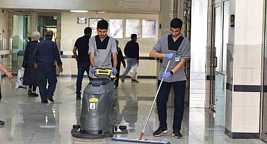 Tıp öğrencileri, kazandıkları fakültenin hastanesinde hem okuyor hem çalışıyor