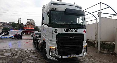 Tır belediye otobüsüne çarptı