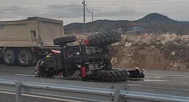 Tır traktöre çarptı: 2 ölü, 1 yaralı