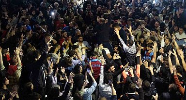 Trabzonsporlu taraftarlar, Fenerbahçe galibiyetini kutladı
