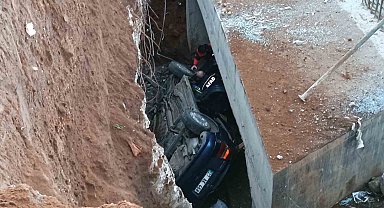 Trafiğe kapalı yola giren otomobil inşaat alanına düştü: 4 yaralı