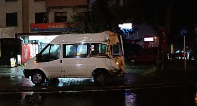 Trafik ışıklarında duramayan tır, minibüse çarptı