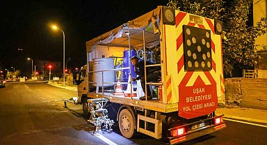 Uşak Belediyesi'nin yol çizgi çalışmaları devam ediyor