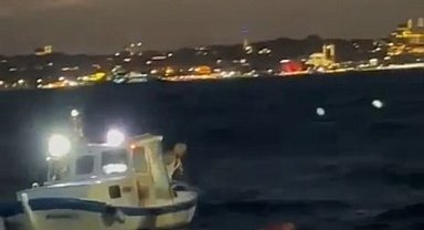 Üsküdar'da denize düşen vatandaşı balıkçılar kurtardı