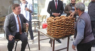 Valiyle simitçinin yüz güldüren alışverişi