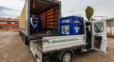 Van Büyükşehir Belediyesi 13 ilçeye plastik çöp konteyneri dağıttı
