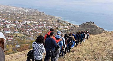 Van Gölü Aktivistleri Derneği üyeleri Adilcevaz'daki tarihi yerleri gezdi