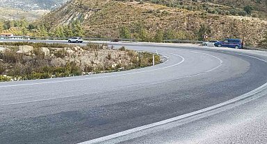 Virajı alamayan otomobil 15 metrelik şarampole uçtu: 4 yaralı