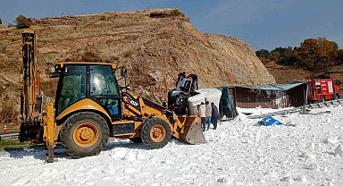 Virajı alamayan tuz yüklü tır devrildi: 1 yaralı