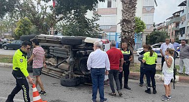 Yan yatan kamyonetten yara almadan çıktı