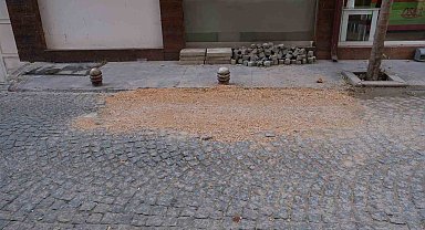 Yolun bozulmuş tarafı vatandaşların tepkisini çekti