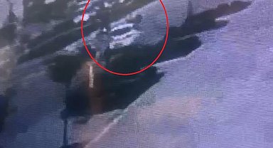 Yolun karşısına geçen bisikletliye otomobil böyle çarptı