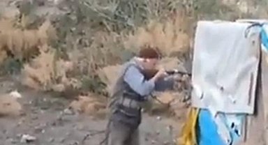 Yolun ortasında 2 köpeği vurdu