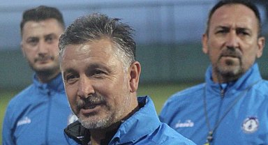 Yücer takımla çıktığı ilk antrenmanda futbolcularla toplantı yaptı