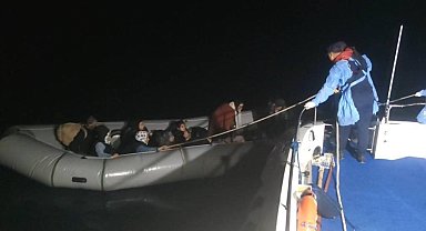 Yunan unsurlarınca ölüme terk edilen 77 kaçak göçmen kurtarıldı, yurt dışına kaçmaya çalışan 1 kişi yakalandı