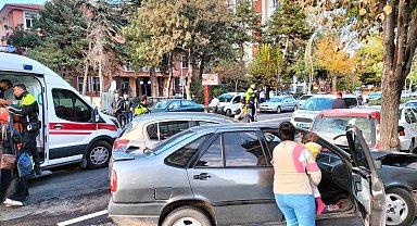 Zincirleme kazada biri bebek 3 kişi yaralandı