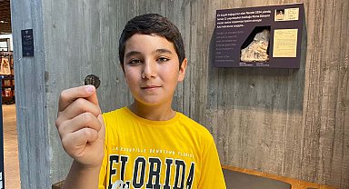 10 yaşındaki Onur, Türkiye'nin bilinen en küçük tarihi eser bağışçısı oldu