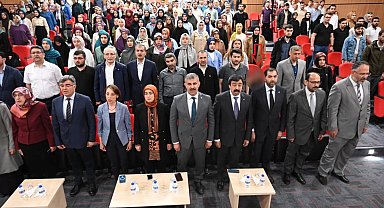 'İstiklal Marşı' okunduğu sırada ayağa kalkmayan akademisyen açığa alındı