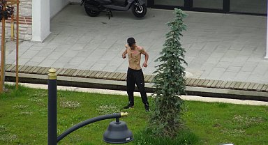 Aç kaldığını söyleyip bıçakla kendine zarar verdi, üzerine kayıtlı 1'i lüks, 6 araç çıktı