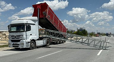 Açık kalan TIR'ın dorsesinin devirdiği EDS sistemi, minibüsün üzerine düştü: 1 ölü
