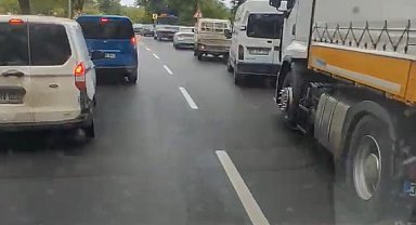 Adana'da hasta taşıyan ambulansa sürücüler fermuar sistemiyle yol verdi