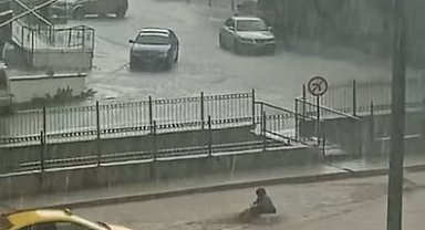 Amasya'da sağanak; cadde ve sokaklar suyla doldu, sele kapılan kadını taksici kurtardı